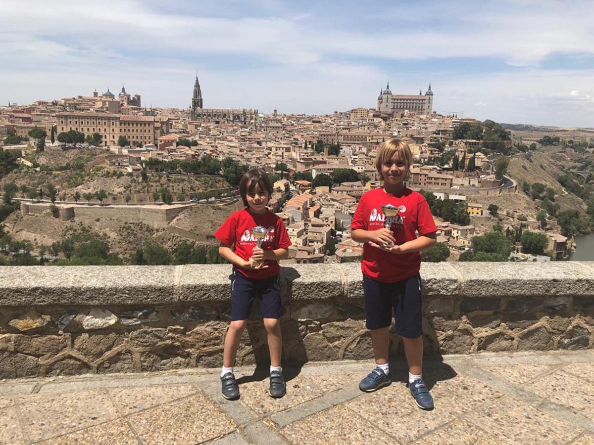 Pablo (izquierda) y Álvaro Quintanero posan con sus trofeos