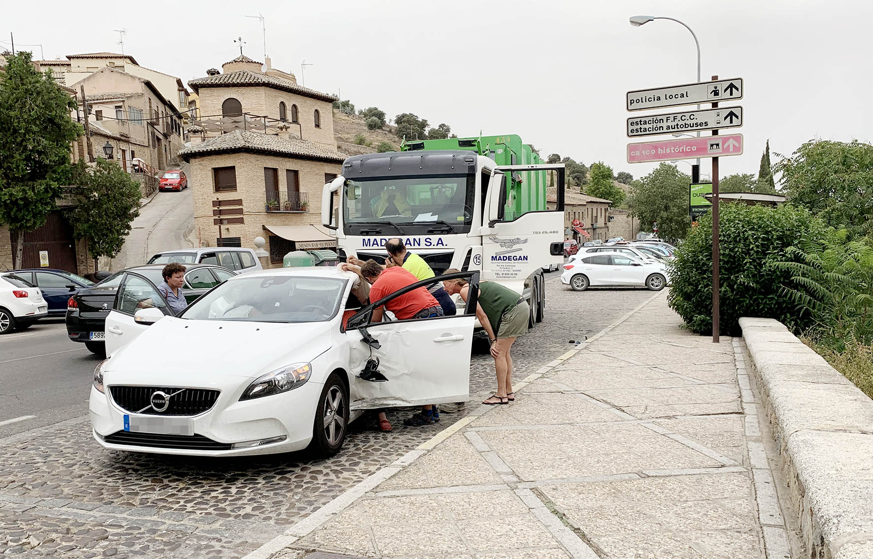 El accidente se ha producido poco después de la una de la tarde en la carretera de Navalpino.