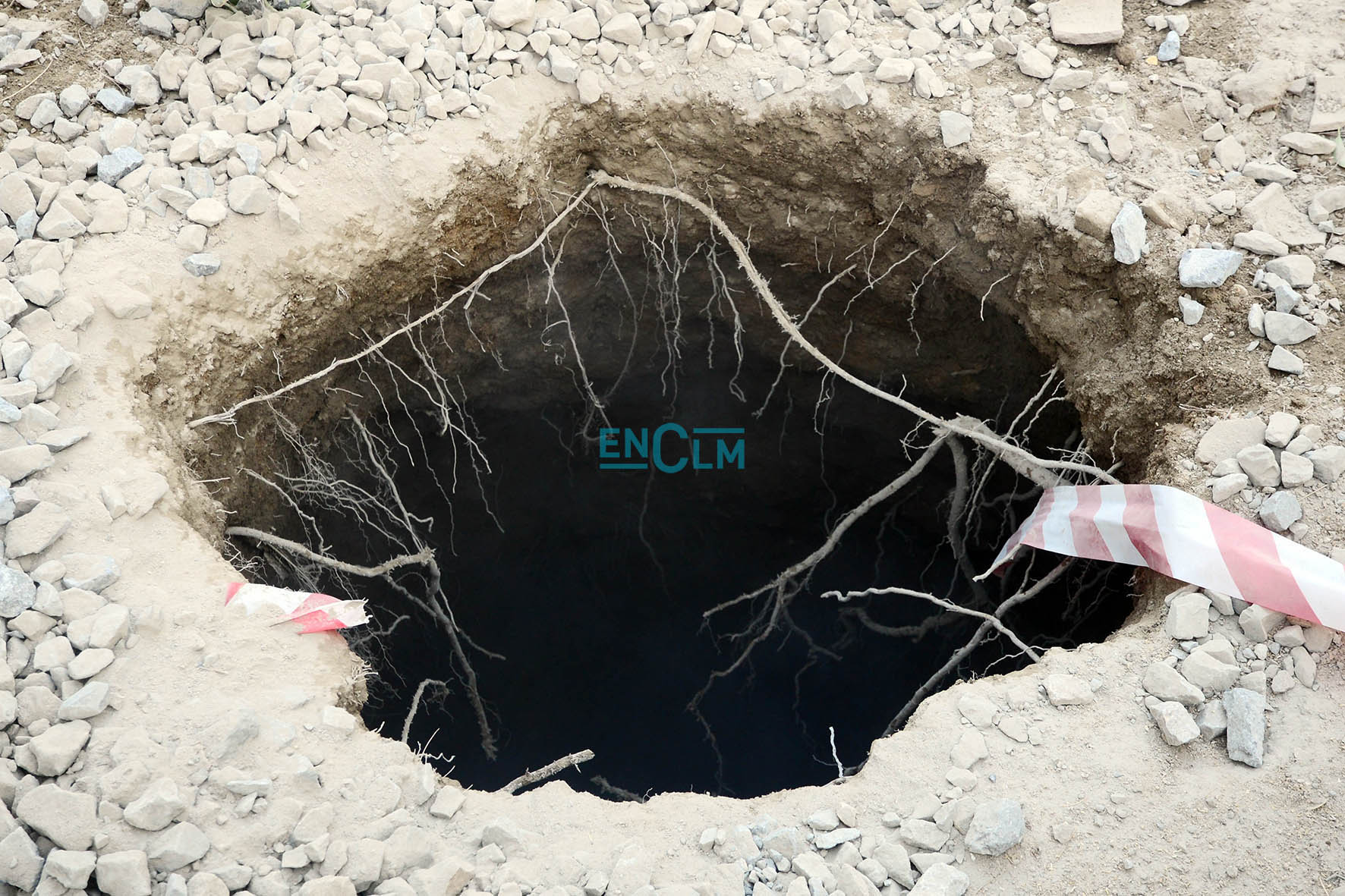 Por este agujero la tierra se "tragó" a un joven de 14 años en La Puebla de Montalbán, quien tuvo que ser rescatado por los Bomberos.