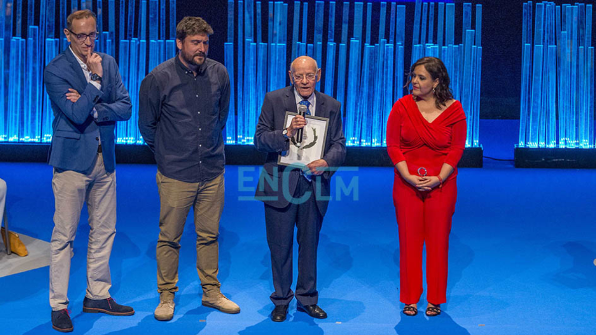 Cipriano González recibió uno de los premios Excelente 2019 de ENCLM.