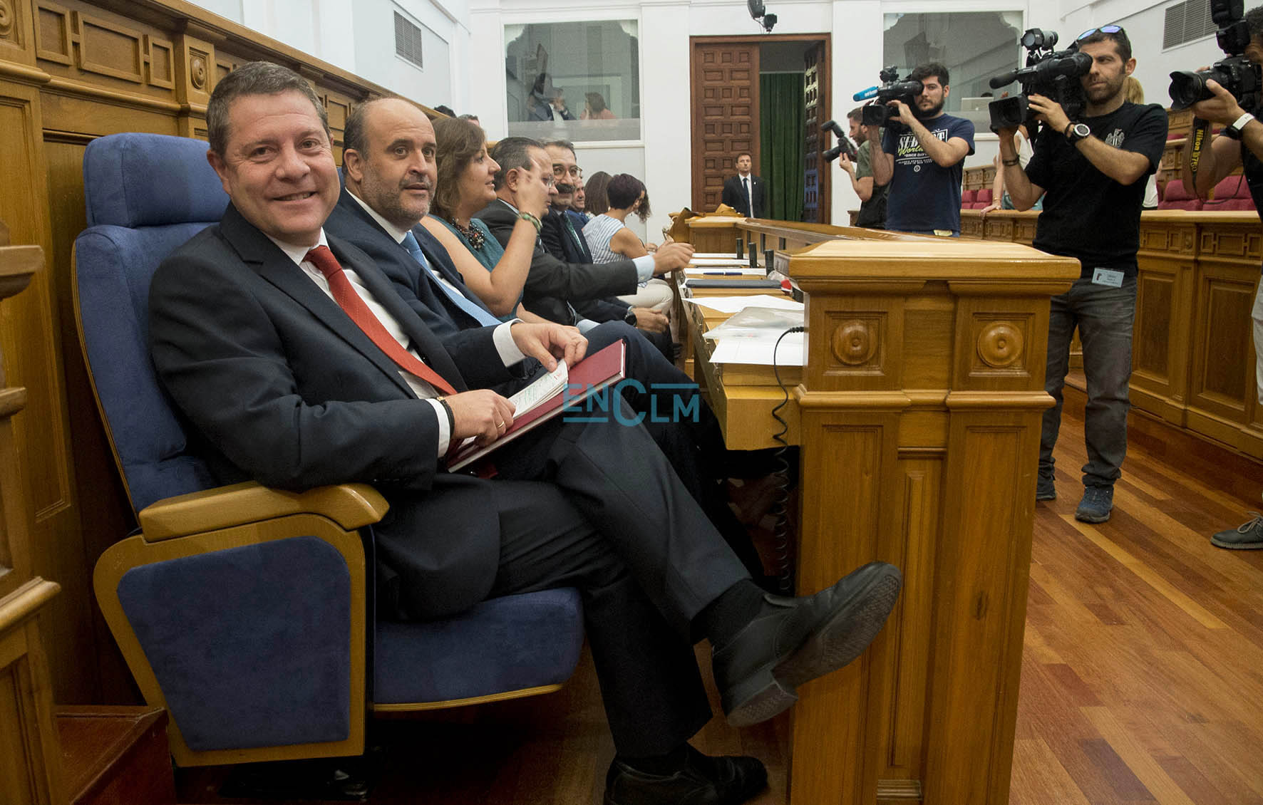 En primer plano, el presidente de Castilla-La Mancha en funciones, Emiliano García-Page, durante su debate el investidura.