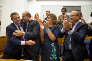 Aplauso de los compañeros del PSOE de Emiliano García-Page cuando era investido de nuevo como presidente de CLM.