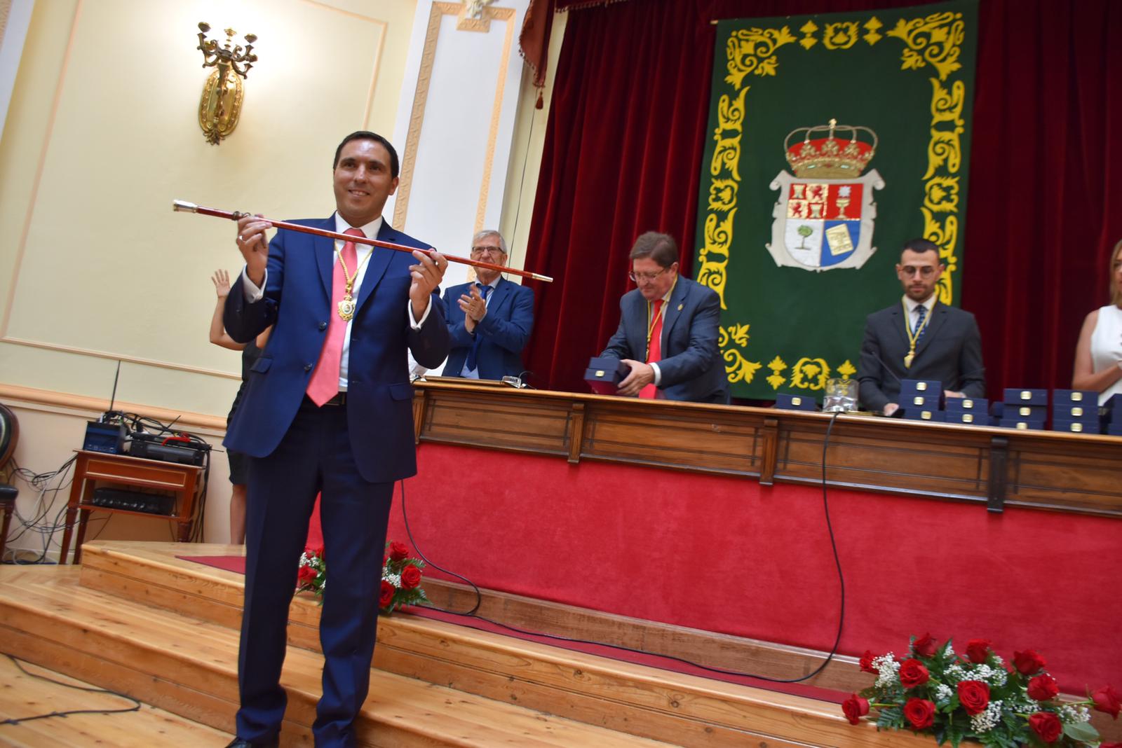 Martínez Chana con el bastón de mando de la Diputación de Cuenca.