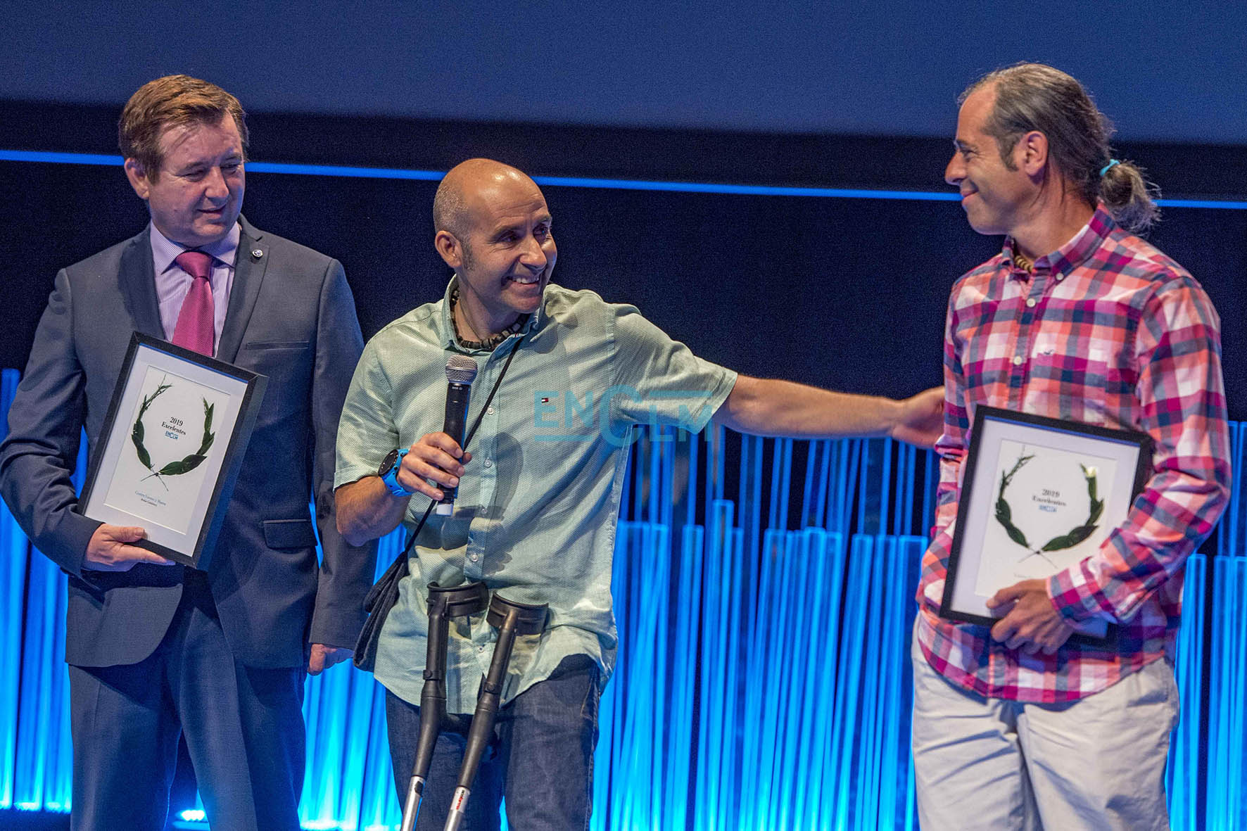 Jesús Gutiérrez y Pedro Cifuentes junto con Ángel Cantón, de Comunitelia, empresa patrocinadora del premio.