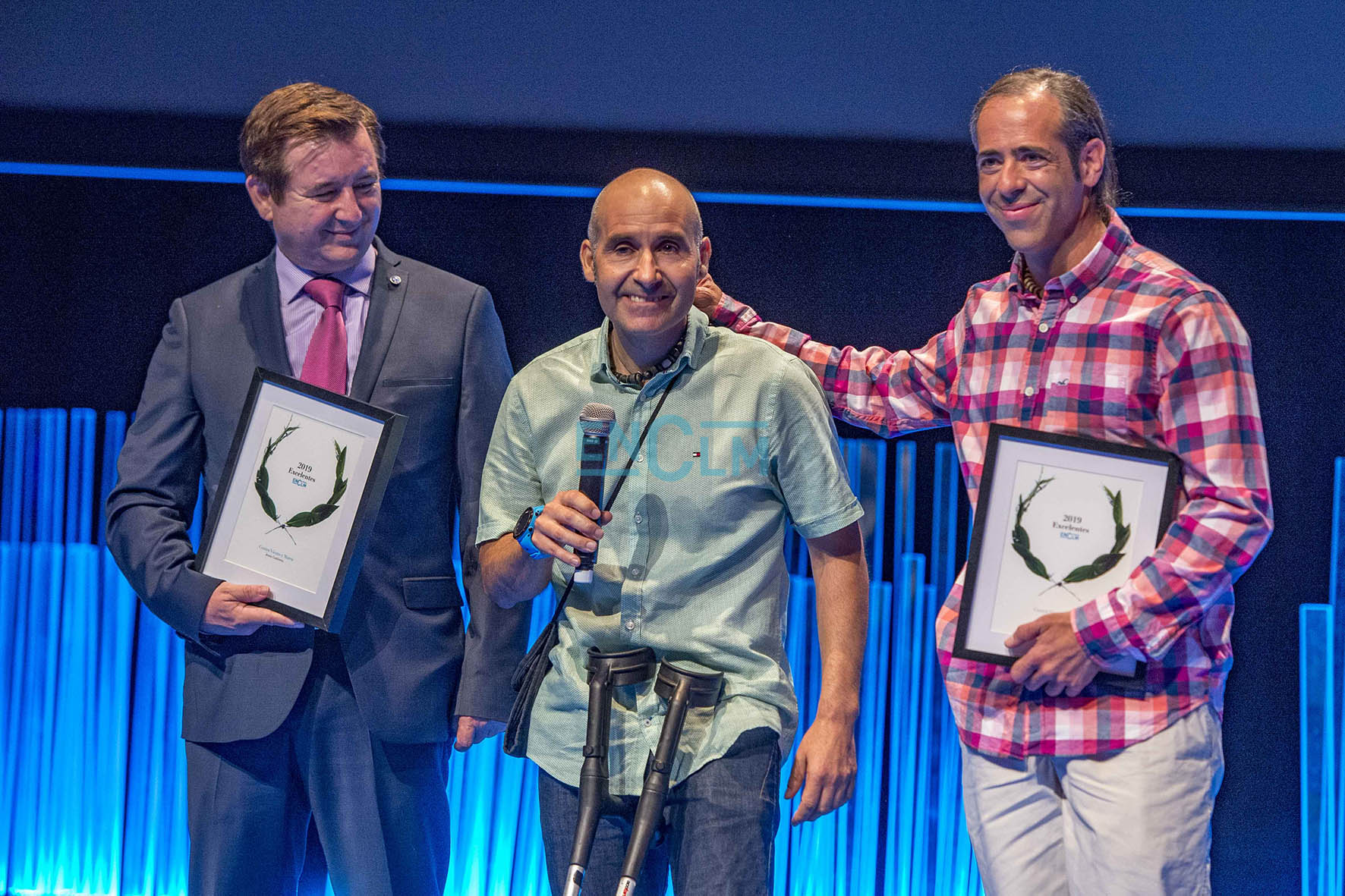 Pedro Cifuentes (derecha) y Jesús Gutiérrez Rey, durante la Gala de los II Premios Excelentes" de encastillalamancha.es