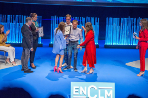 Los hermanos Aznárez recogiendo el premio "Excelente" de encastillalamancha.es.