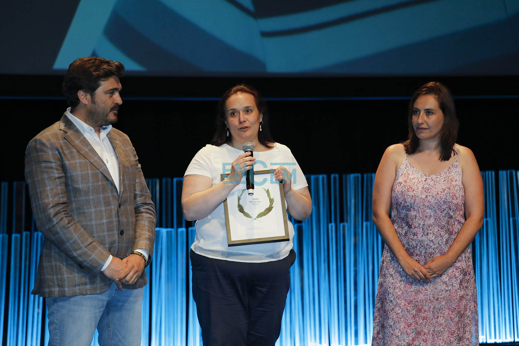 física Rocío del Cerro, madre de Fernando Fernández del Cerro, recogiendo el premio "Viva la ciencia" otorgado a su hijo.