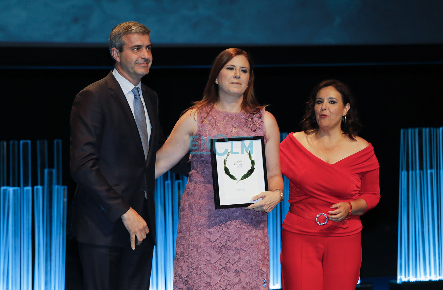 cebolla Silvia Díaz del Fresno, en el centro, junto con Mar G. Illar, directora de ENCLM, y Álvaro Gutiérrez, presidente de la Diputación de Toledo, patrocinadora del premio.