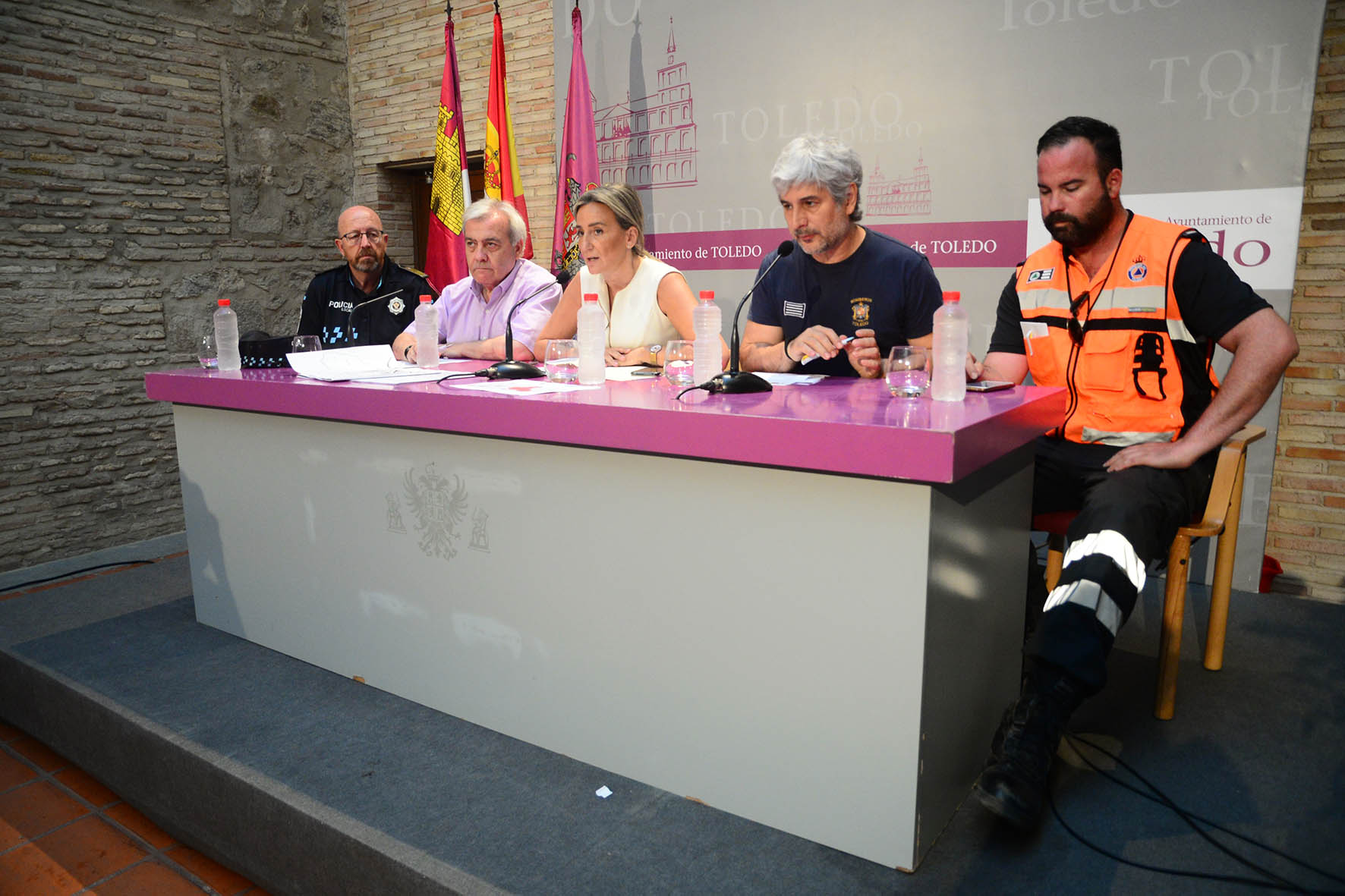 De izquierda a derecha, el jefe de la Policía Local, el concejal Juanjo Pérez del Pino, Milagros Tolón, el jefe de los Bomberos y el responsable de Protección Civil.