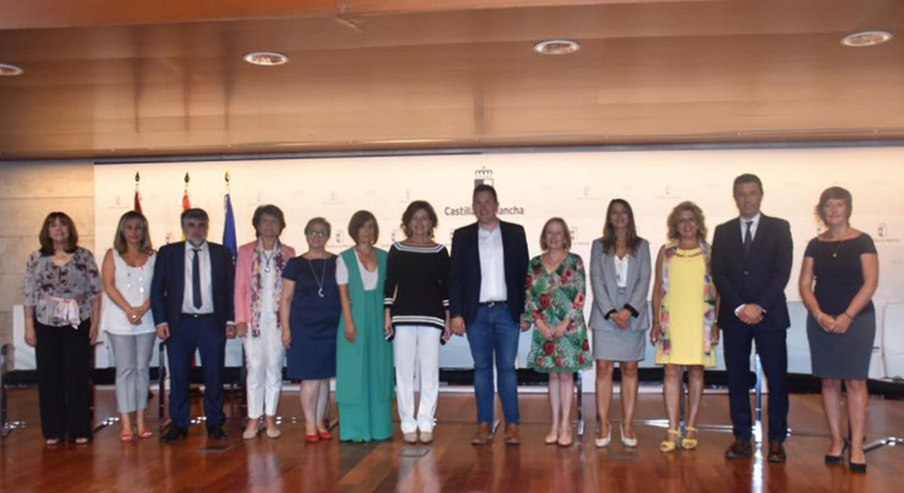 Aurelia Sánchez junto con su equipo de la Consejería de Bienestar Social.