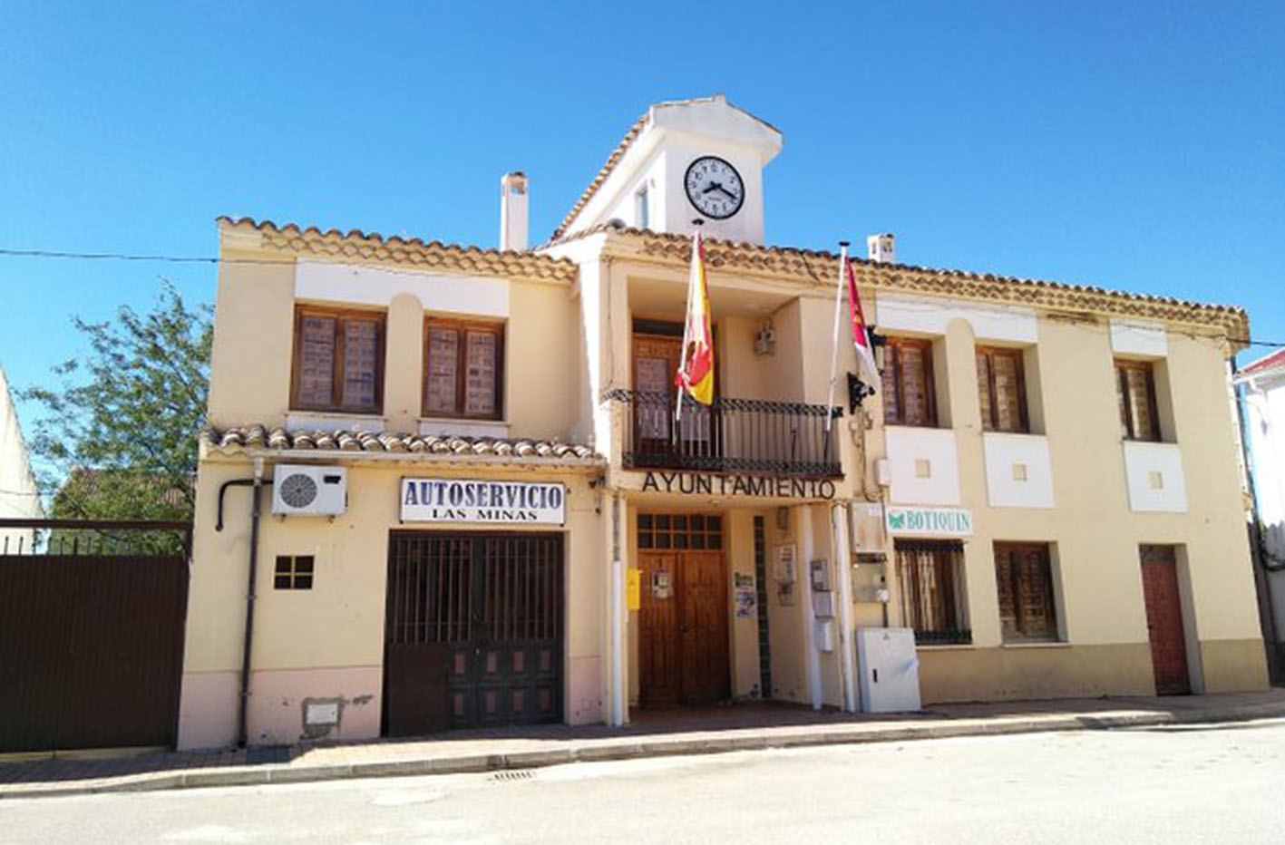 Fachada del Ayuntamiento de Alcohujate, en la provincia de Cuenca.