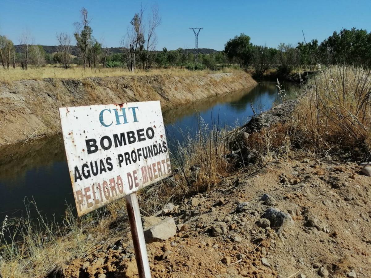 Cartel advirtiendo del bombeo de aguas.