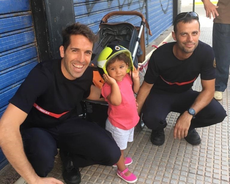 Los bomberos de Oliva (Valencia) junto a la menor rescatada.