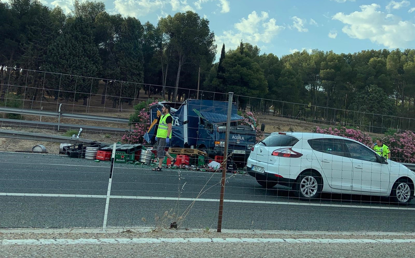 El camión llevaba cervezas, que han quedado esparcidas por la carretera.