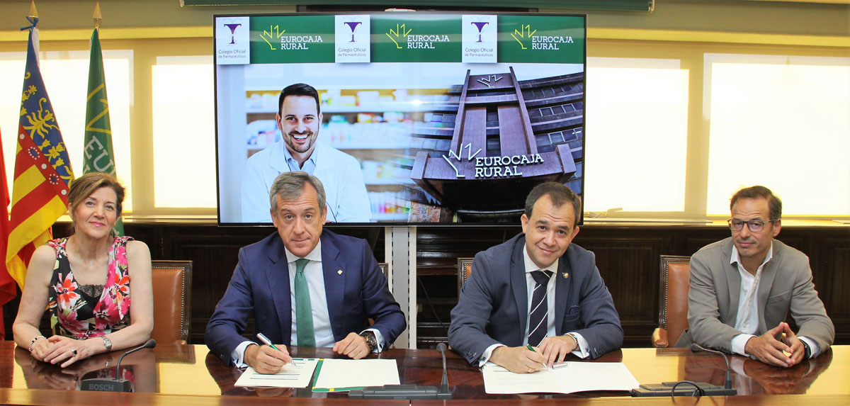 Firma del convenio entre Eurocaja Rural y el Colegio de Farmacéuticos de Toledo.