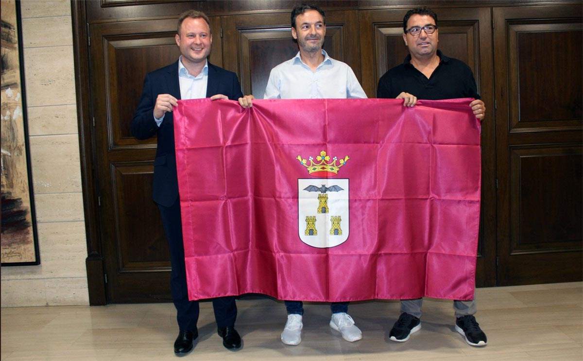 Santi Denia ha sido recibido oficialmente por el alcalde Vicente Casñ (a su derecha)