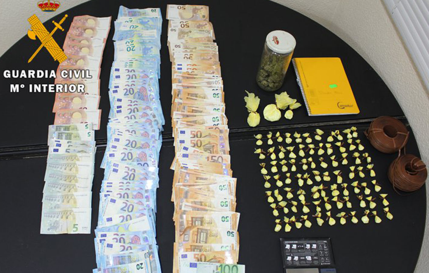 Cocaína, marihuana, casi 7.000 euros… Todo estaba en una vivienda de Quintanar de la Orden (Toledo).