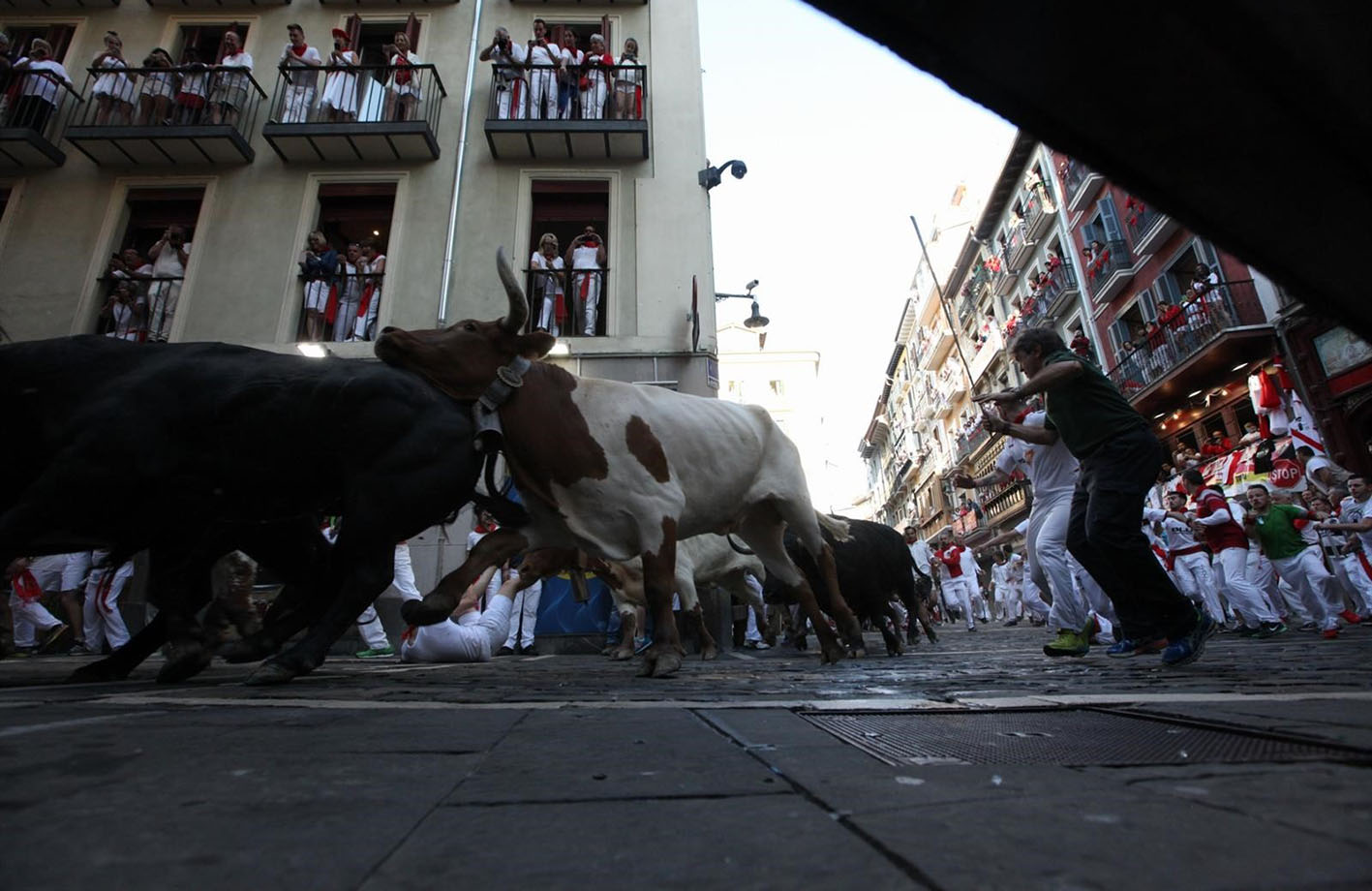Un hellinero ha sufrido traumatismos durante el quinto encierro de San Fermín.