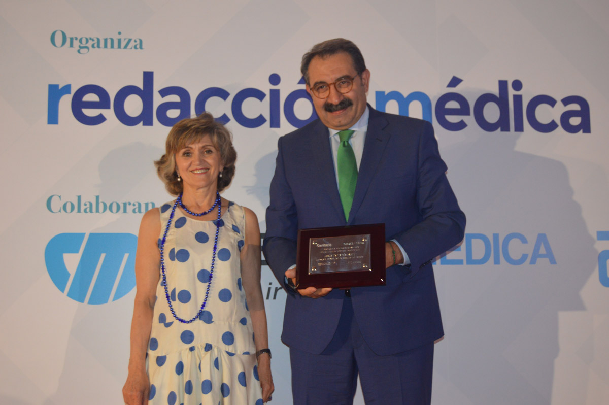 El consejero de Sanidad de CLM recibiendo el premio Sanitaria 2000.