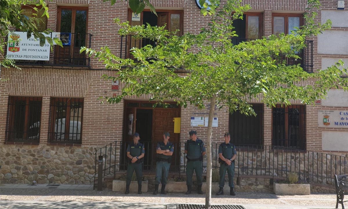Agentes de la Guardia Civil, durante el registro en el Ayuntamiento de Fontanar