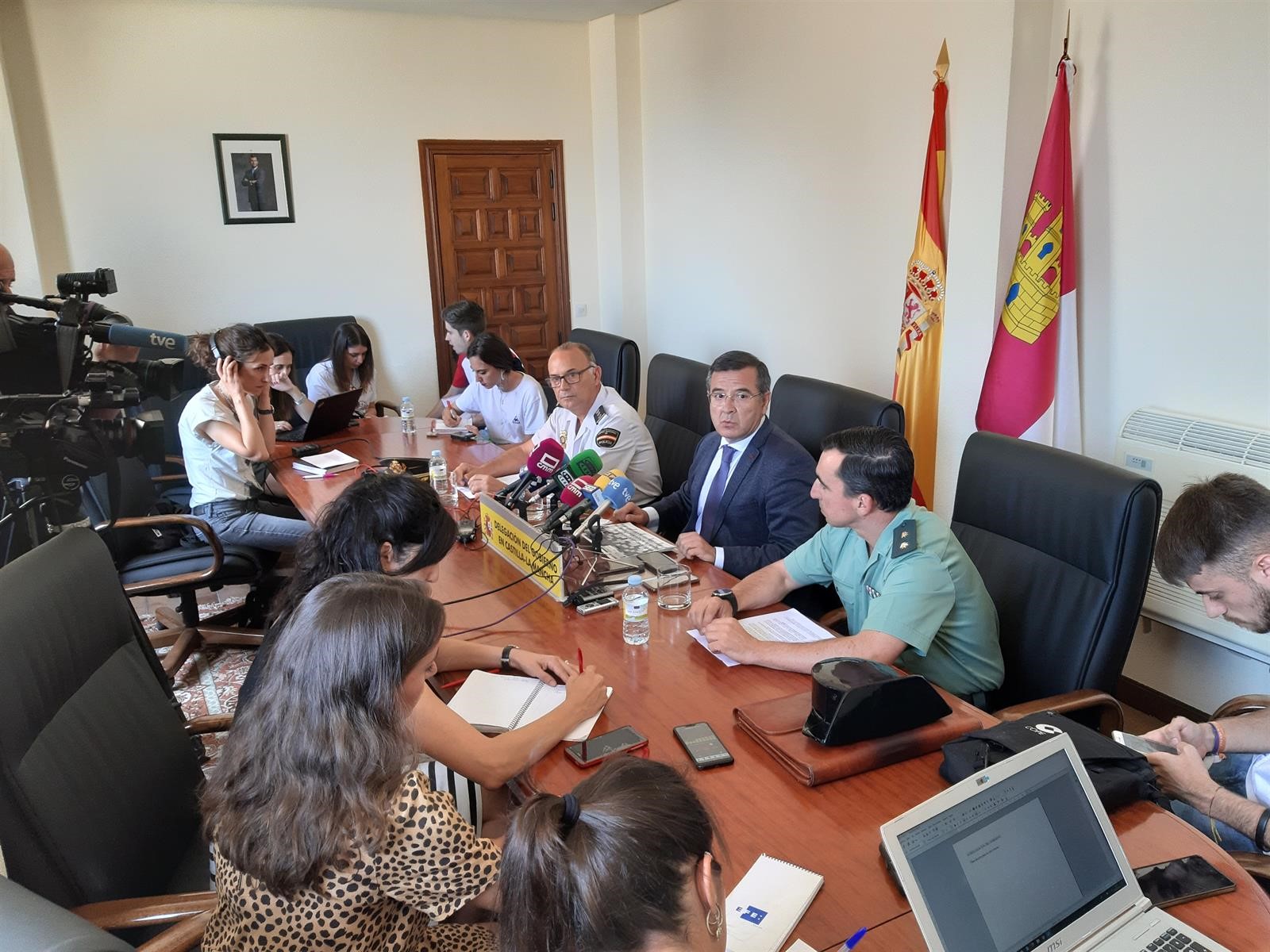 Carlos Ángel Devia, subdelegado del Gobierno en Toledo, junto a miembros de la Policía y la Guardia Civil.