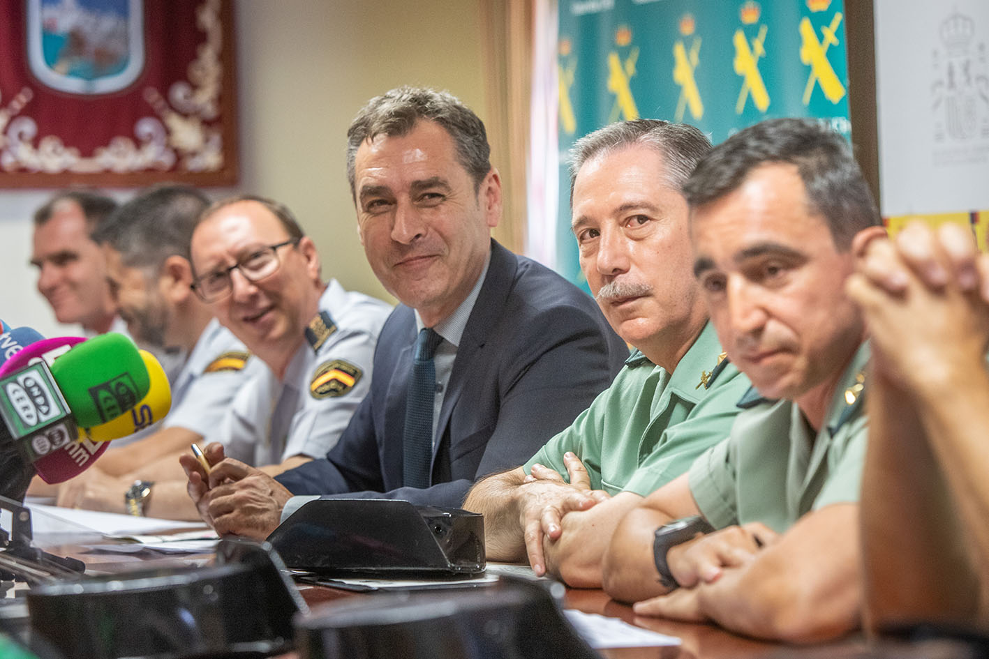 Francho Tierraseca, delegado del Gobierno en CLM, entre mandos de la Policía Nacional y de la Guardia Civil.