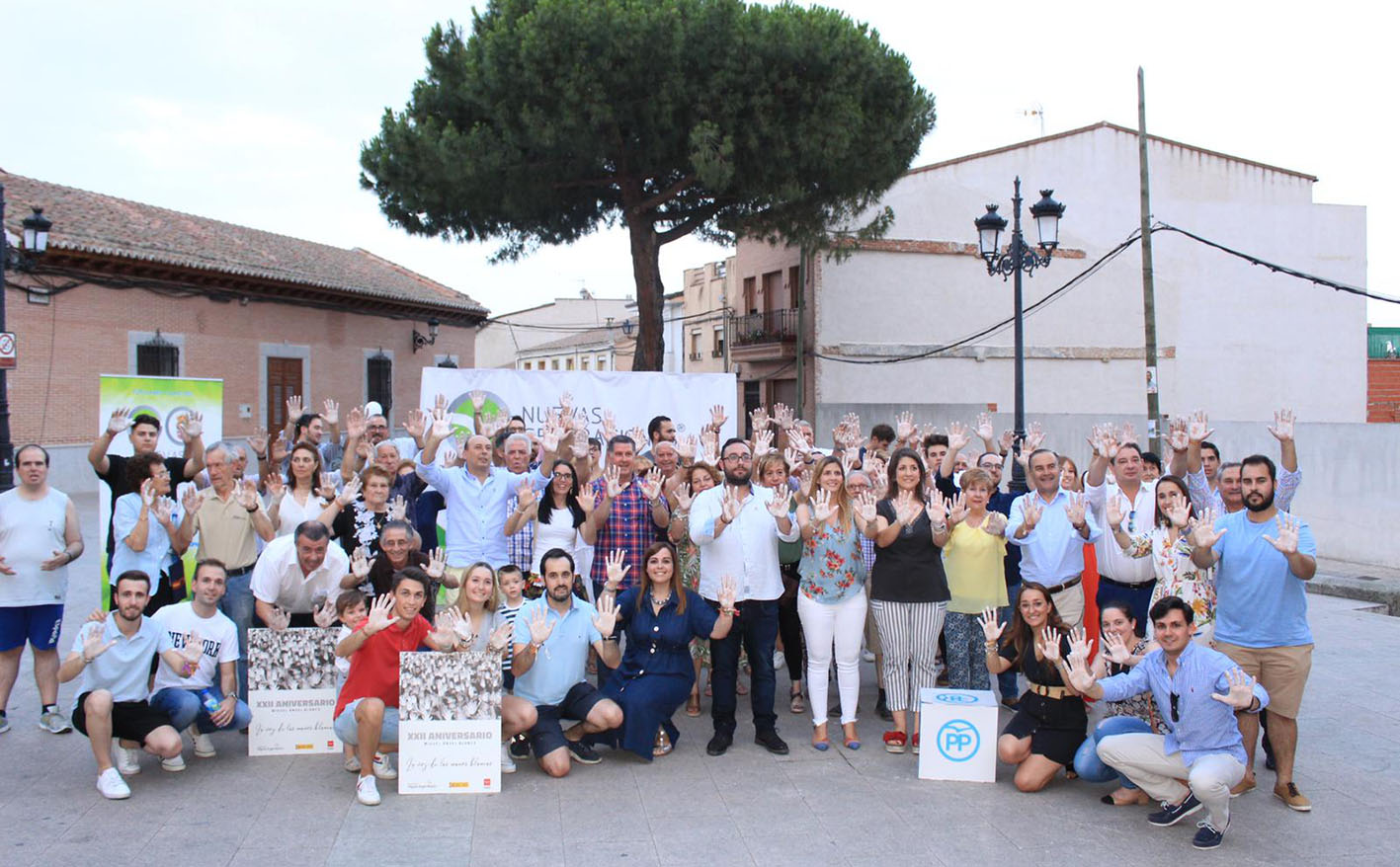 Carolina Agudo, José Julián Gregorio, Manuel Fernández, Marta Maroto y un grupo de jóvenes de NN.GG. homenajearon a Miguel Ángel Blanco en Valmojado (Toledo).