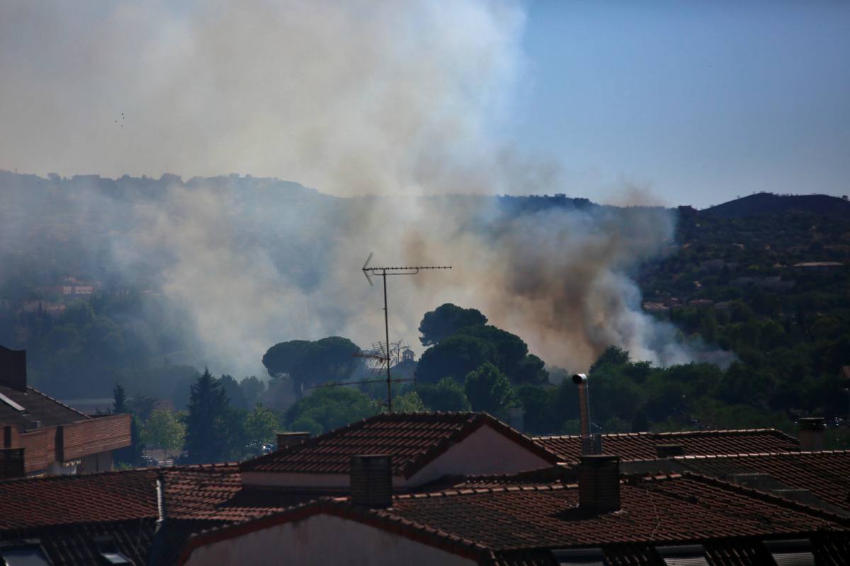 Incendio forestal en las inmediaciones del campus de la Fábrica de Armas, en Toledo.