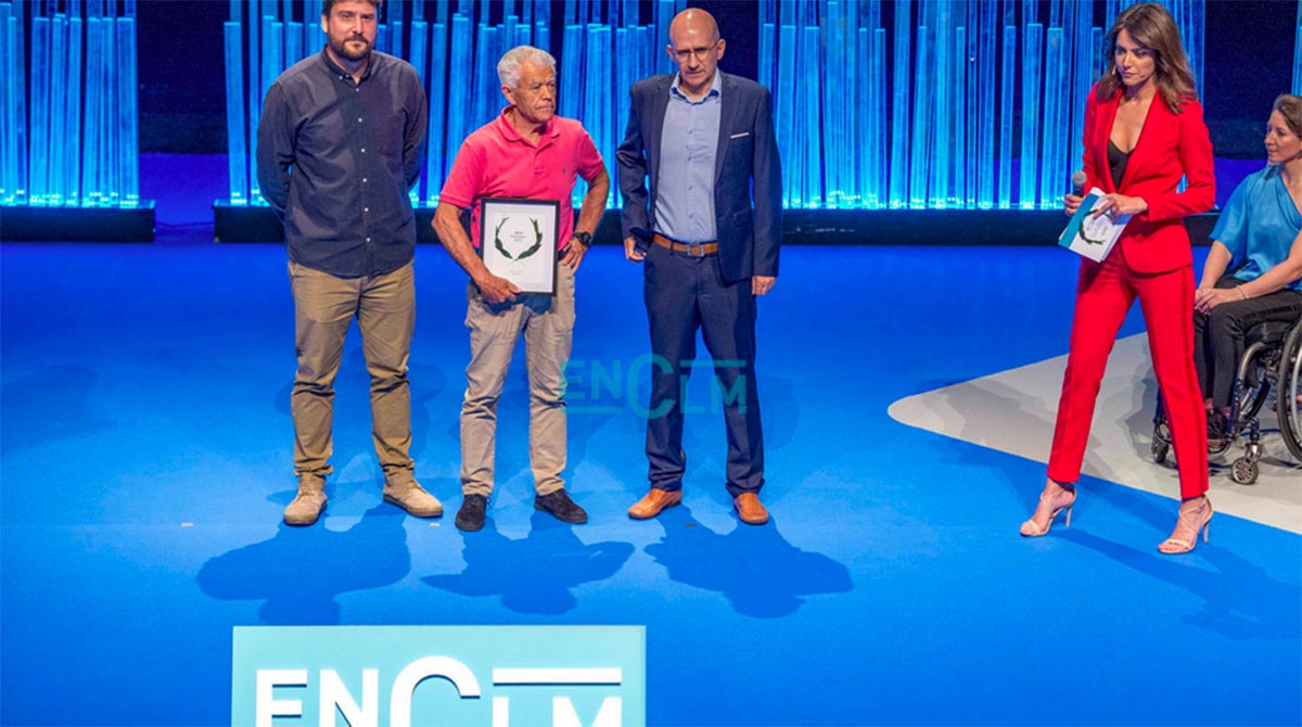 Juan López, en el momento de recibir su premio "Excelente"