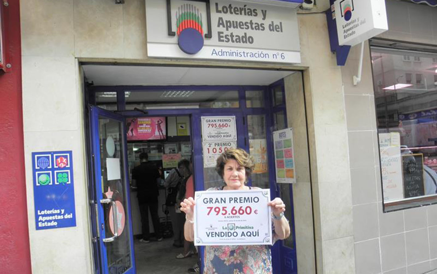 El boleto premiado con casi 800.000 euros se vendió en esta administración de lotería.