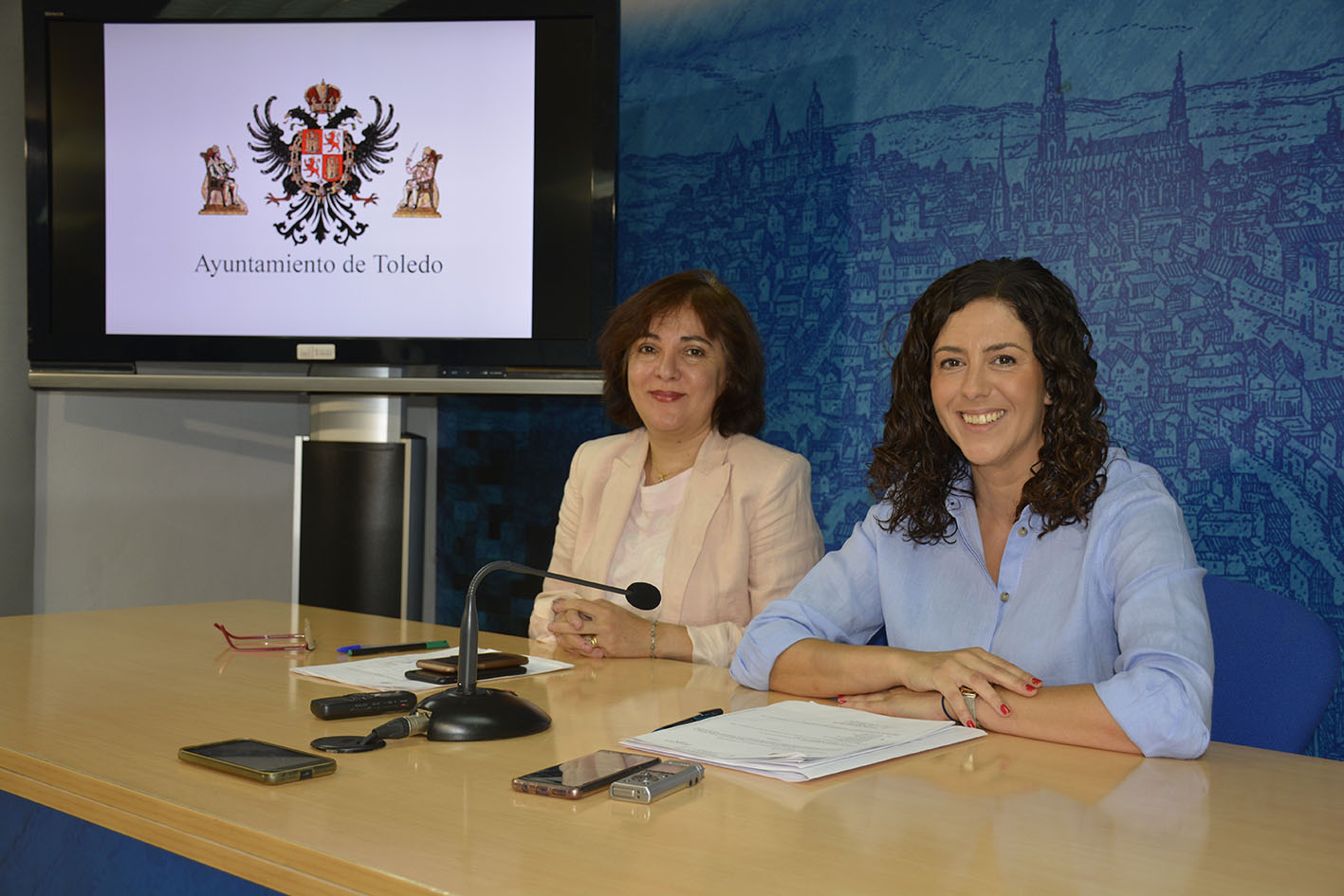 Mar Álvarez, concejala de Hacienda; y Noelia de la Cruz, portavoz del Gobierno municipal de Toledo.