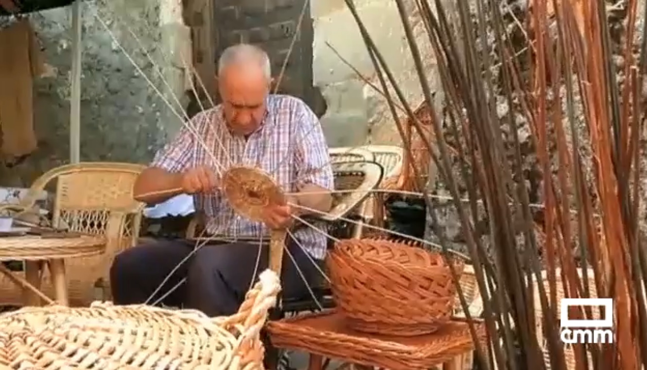 La artesanía de mimbre, uno de los oficios rescatados en Olmeda de la Cuesta.
