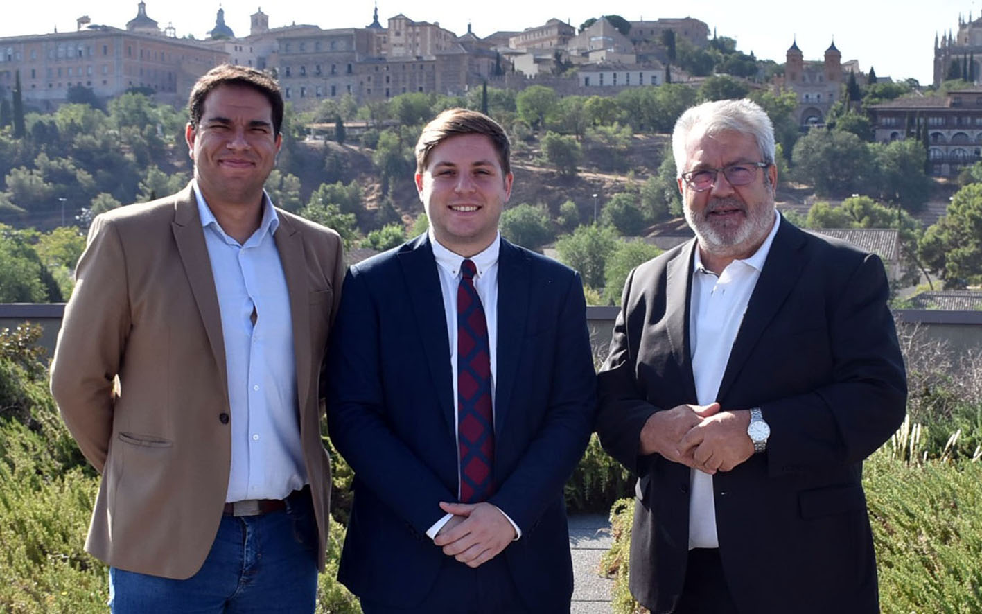 Nacho Hernando, en el centro, junto a los responsables de Renfe en Castilla-La Mancha.