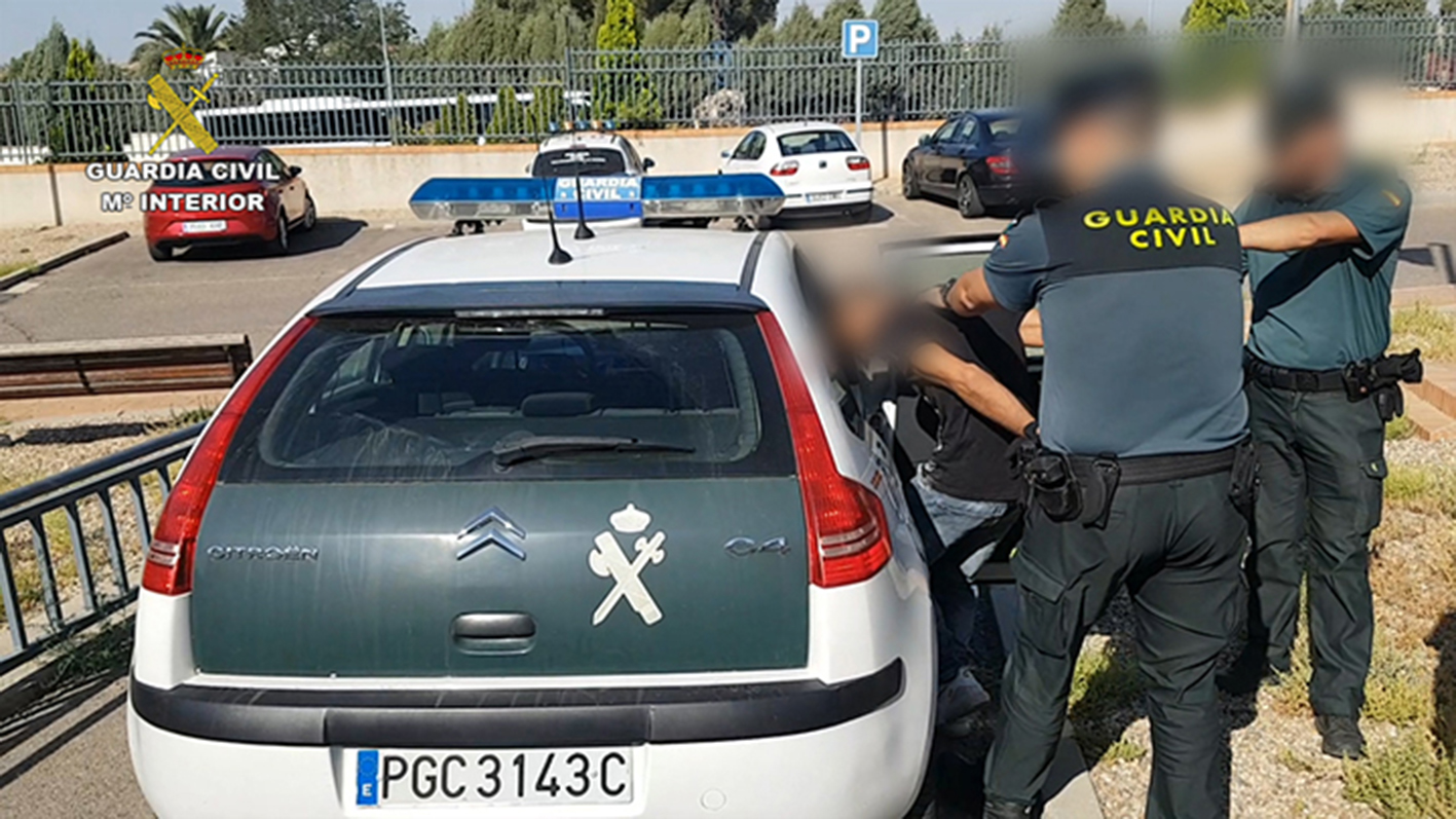 Uno de los tres detenidos, en el momento de ser introducido en un coche de la Guardia Civil.