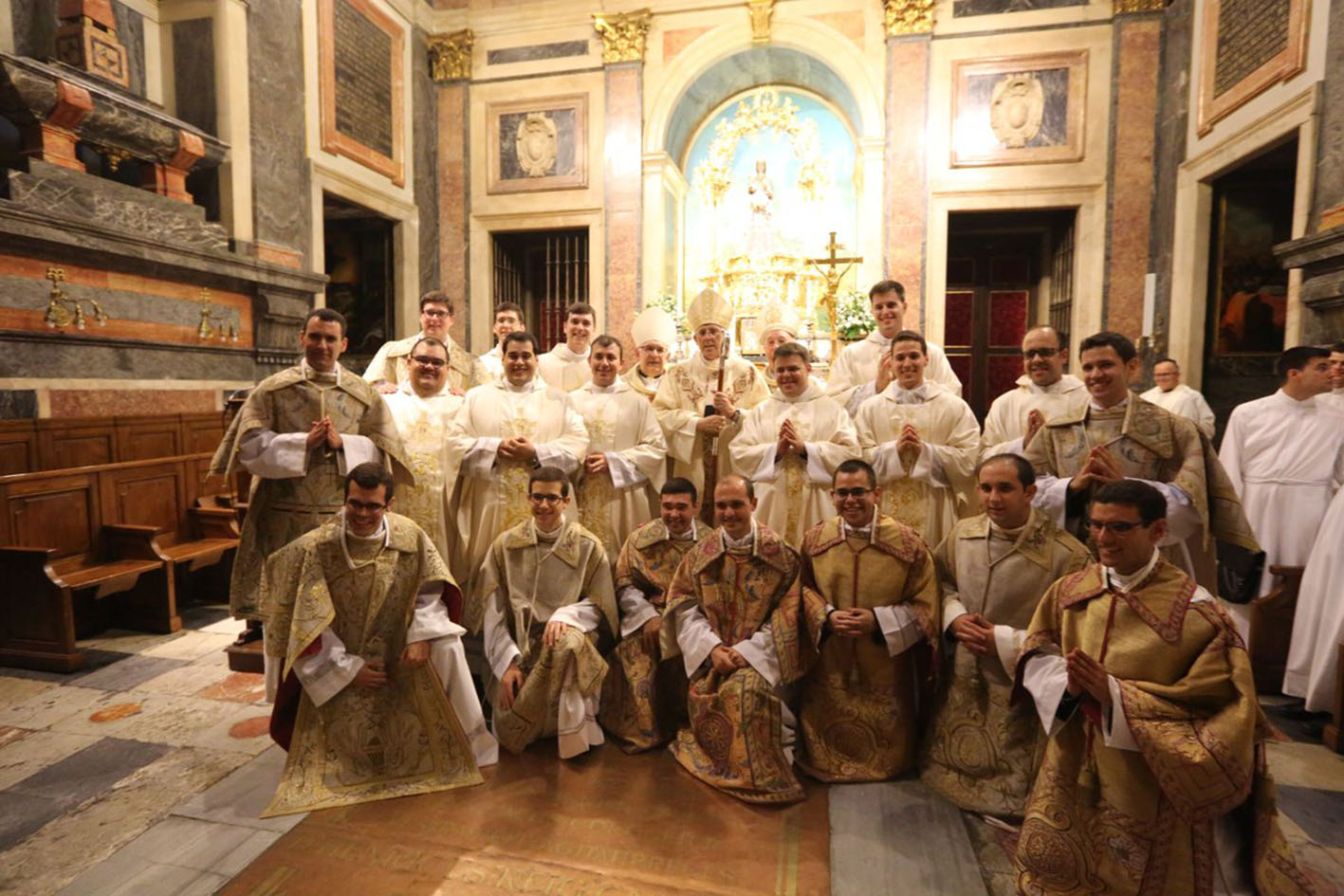 Los nuevos presbíteros y diáconos, junto al arzobispo de Toledo, Braulio Rodríguez.