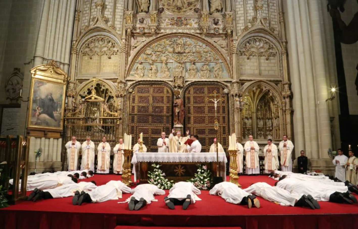 Un momento de la ordenación de los nuevos presbíteros y diáconos en la Catedral de Toledo.