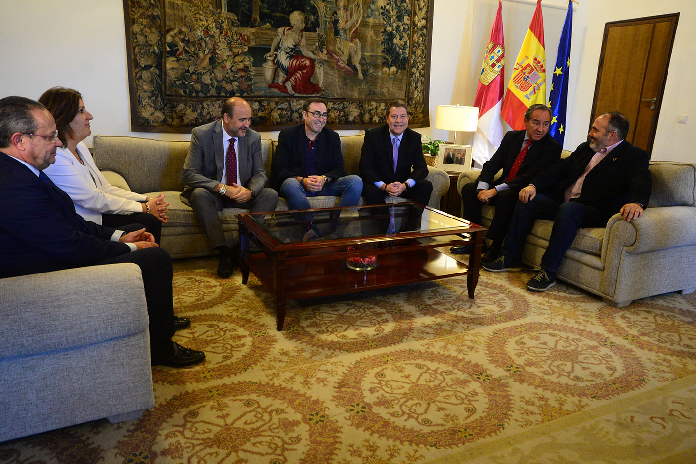 De izquierda a derecha, Juan Alfonso Ruiz Molina, consejero de Hacienda; Patricia Franco, consejera de Economía; José Luis Martínez Guijarro, vicepresidente del Gobierno de CLM; Paco de la Rosa, secretario general de CC.OO. CLM; Page; Ángel Nicolás, presidente de Cecam; y Carlos Pedrosa, secretario general de UGT CLM.