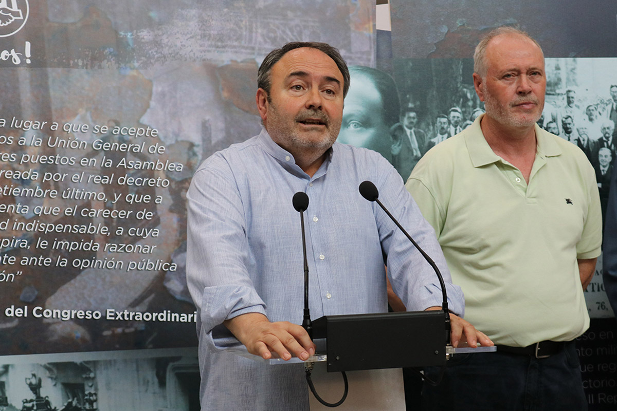 Carlos Pedrosa en la inauguración de la exposición con motivo de los 130 años de UGT en Guadalajara.