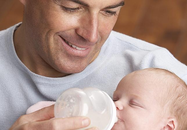 Imagen de archivo de un padre con su hijo.