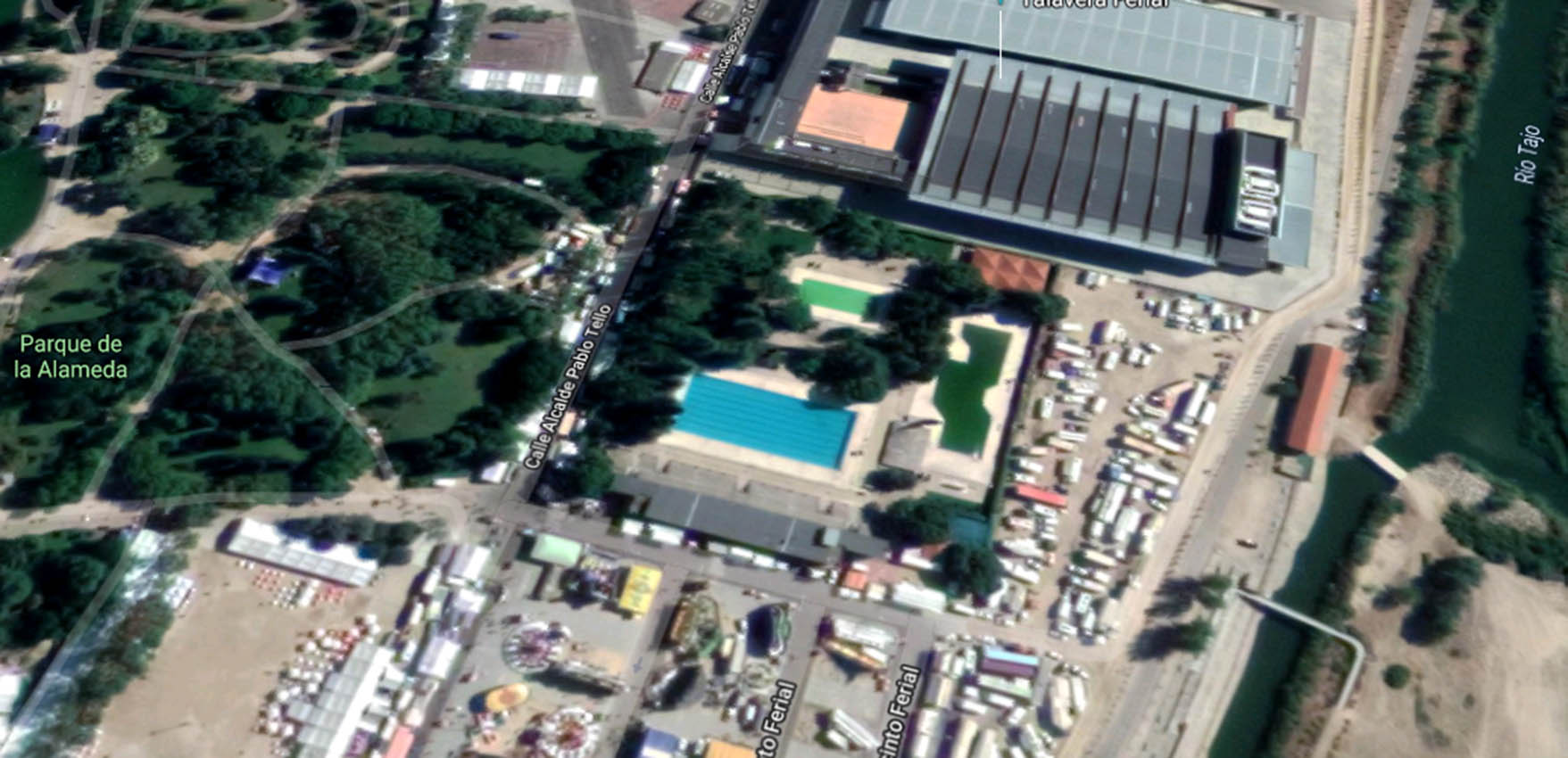 Imagen aérea de la piscina municipal La Alameda.