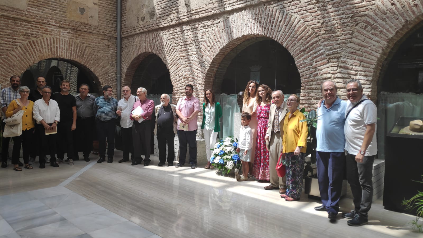 Los poetas participantes en el acto se han hecho la foto de familia junto al busto de Rafael Morales en el centro cultural que lleva su nombre. En la imagen también está su nieta Amaya.