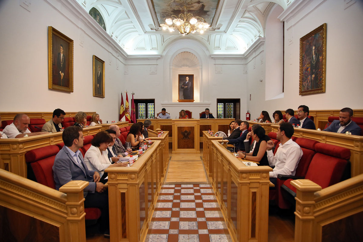 Pleno municipal en el Ayuntamiento de Toledo.