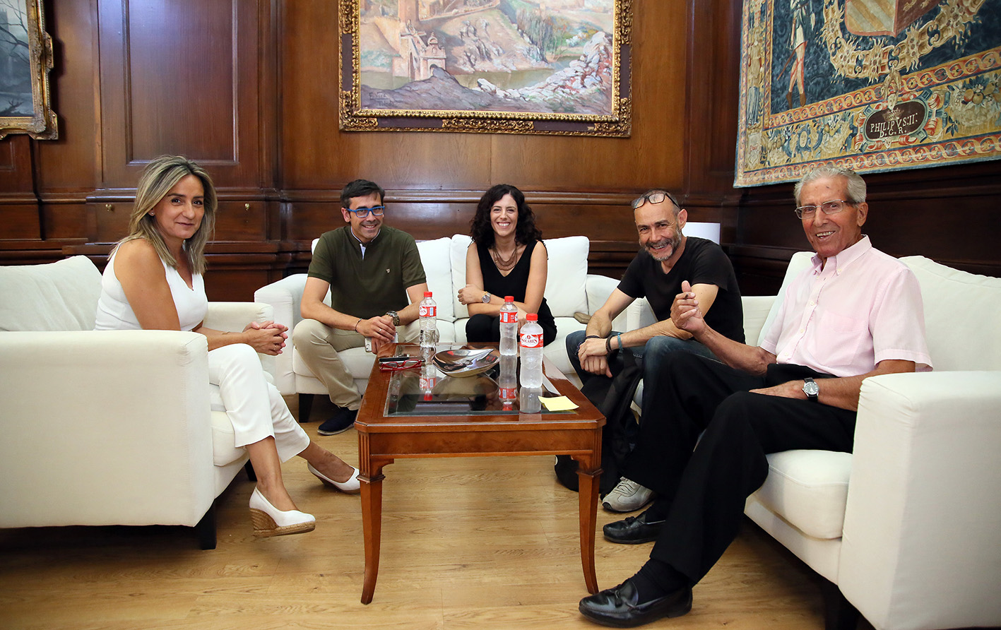 Tolón, Butragueño, De la Cruz, Molina y Bahamontes, en la reunión que han mantenido en el Ayuntamiento de Toledo.