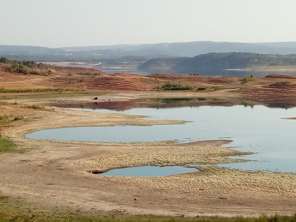 Esta es la lamentable imagen que presenta en agosto de 2019 el embalse de Buendía.