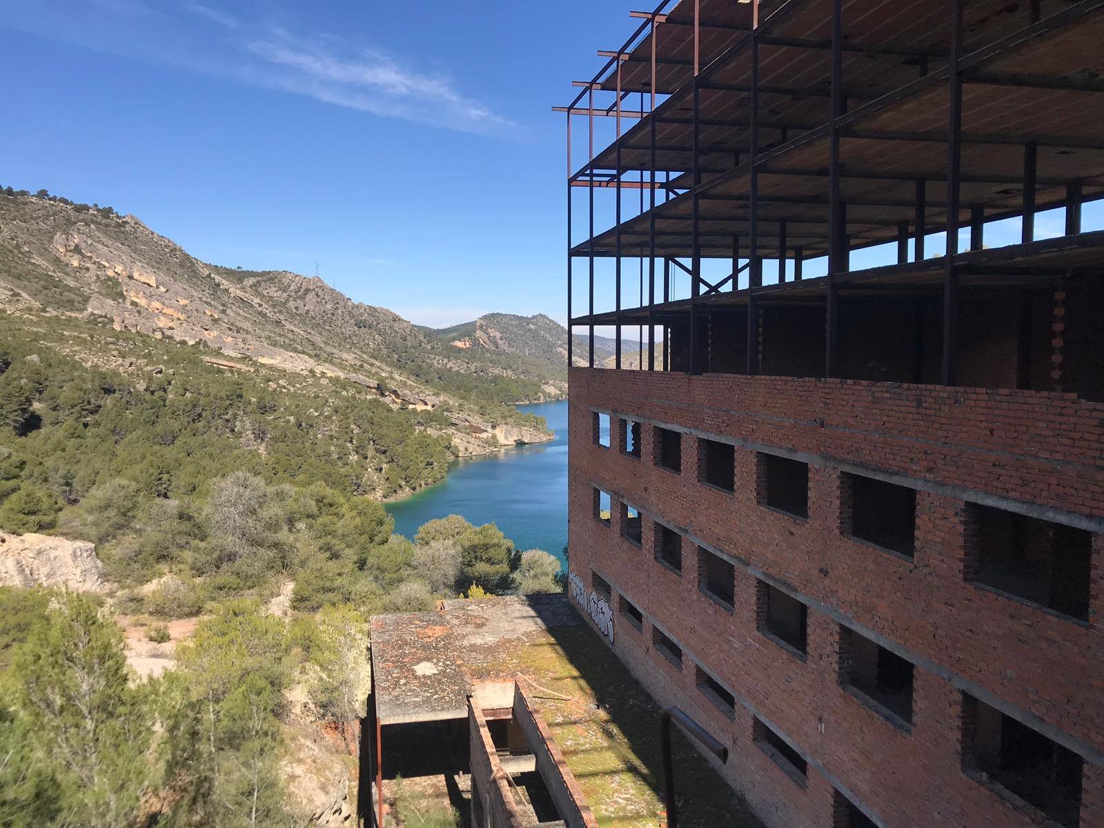 algarrobico Esqueleto del hotel abandonado junto al embalse de Bolarque.