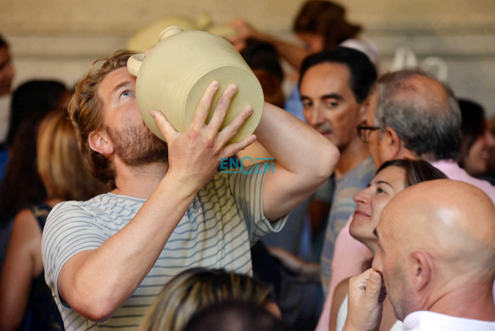 Beber agua del botijo en la Catedral de Toledo, una tradición histórica que este año no podrá ser debido al coronavirus.