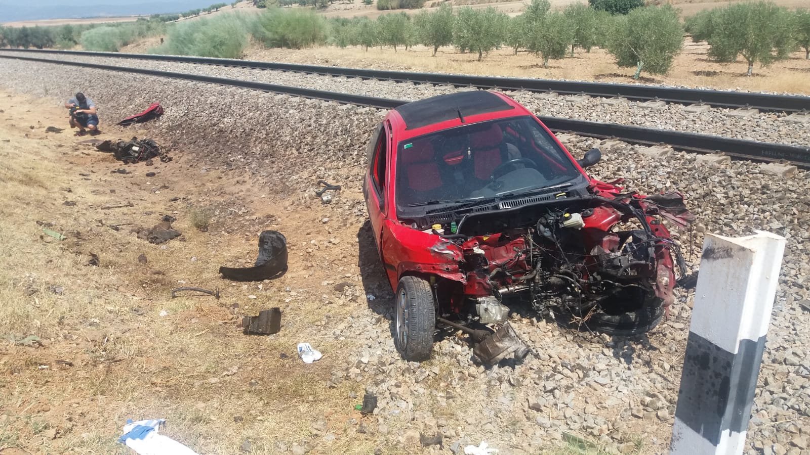 Así ha quedado el vehículo arrollado por el tren en Domingo Pérez.