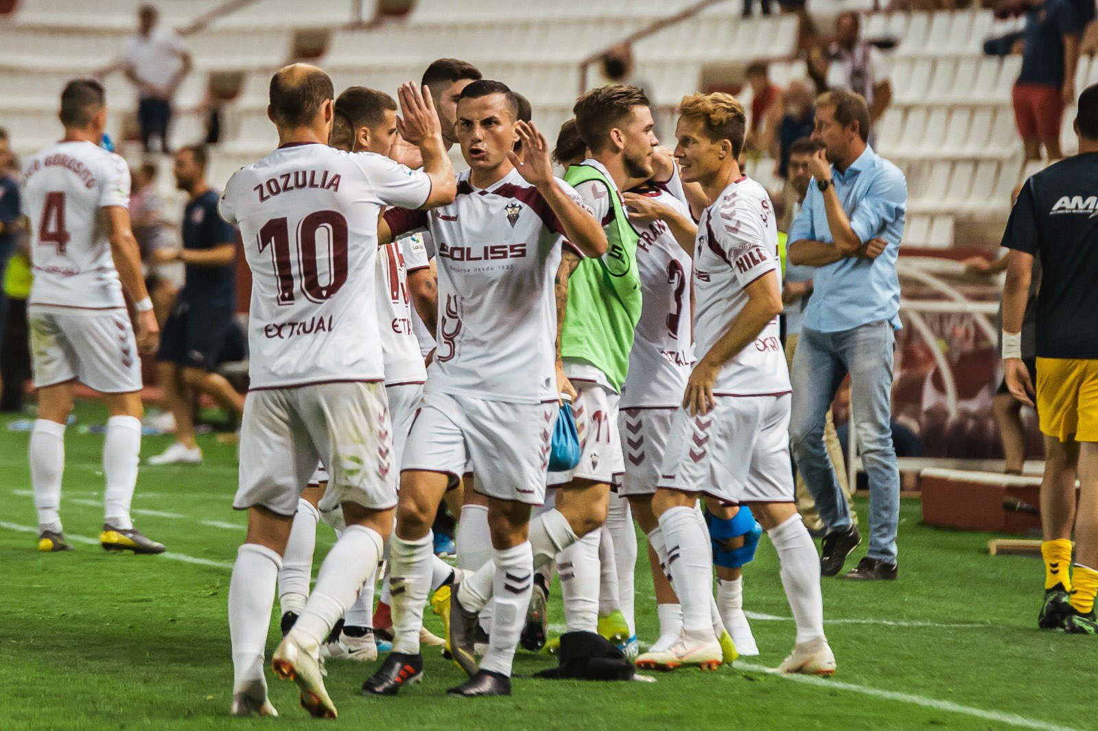 Los jugadores del Albacete Balompié celebran su primera victoria.