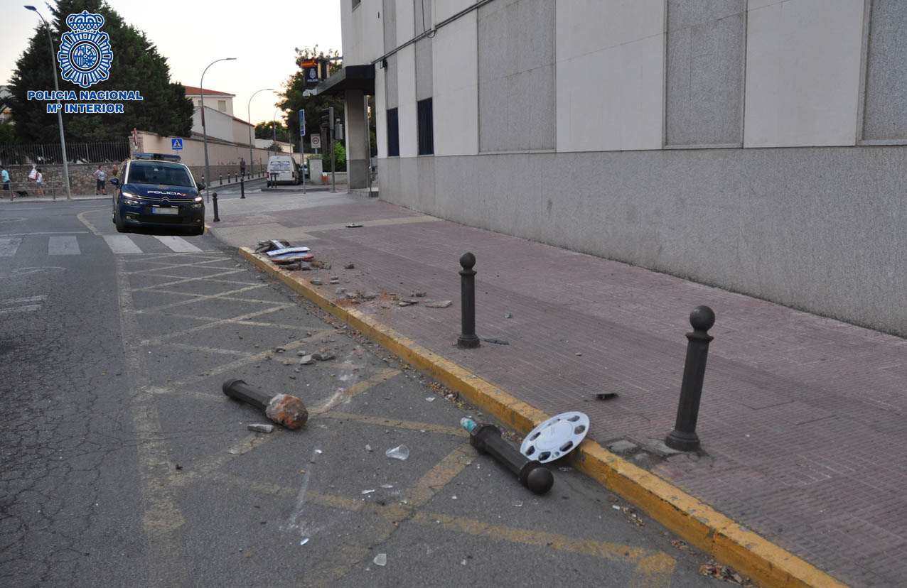 Así quedaron los bolardos tras el accidente en la Comisaría de Ciudad Real.
