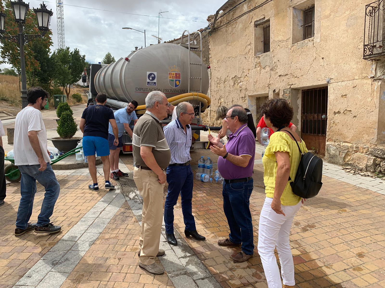 Uno de los camiones cisternas en su servicio de abastecimiento de agua.